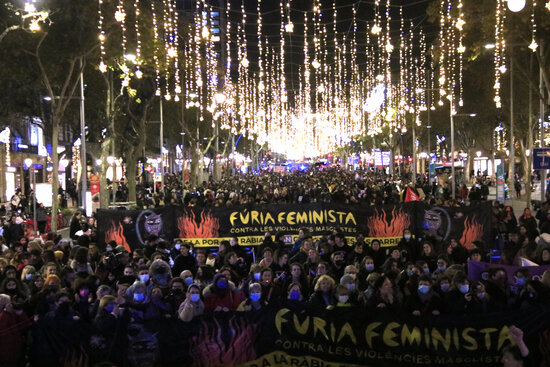 A women's rights demonstration in Barcelona on November 25, 2021 (by Laura Fíguls)